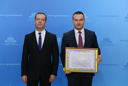 Дмитрий Медведев вручил награду президенту Союза реставраторов России