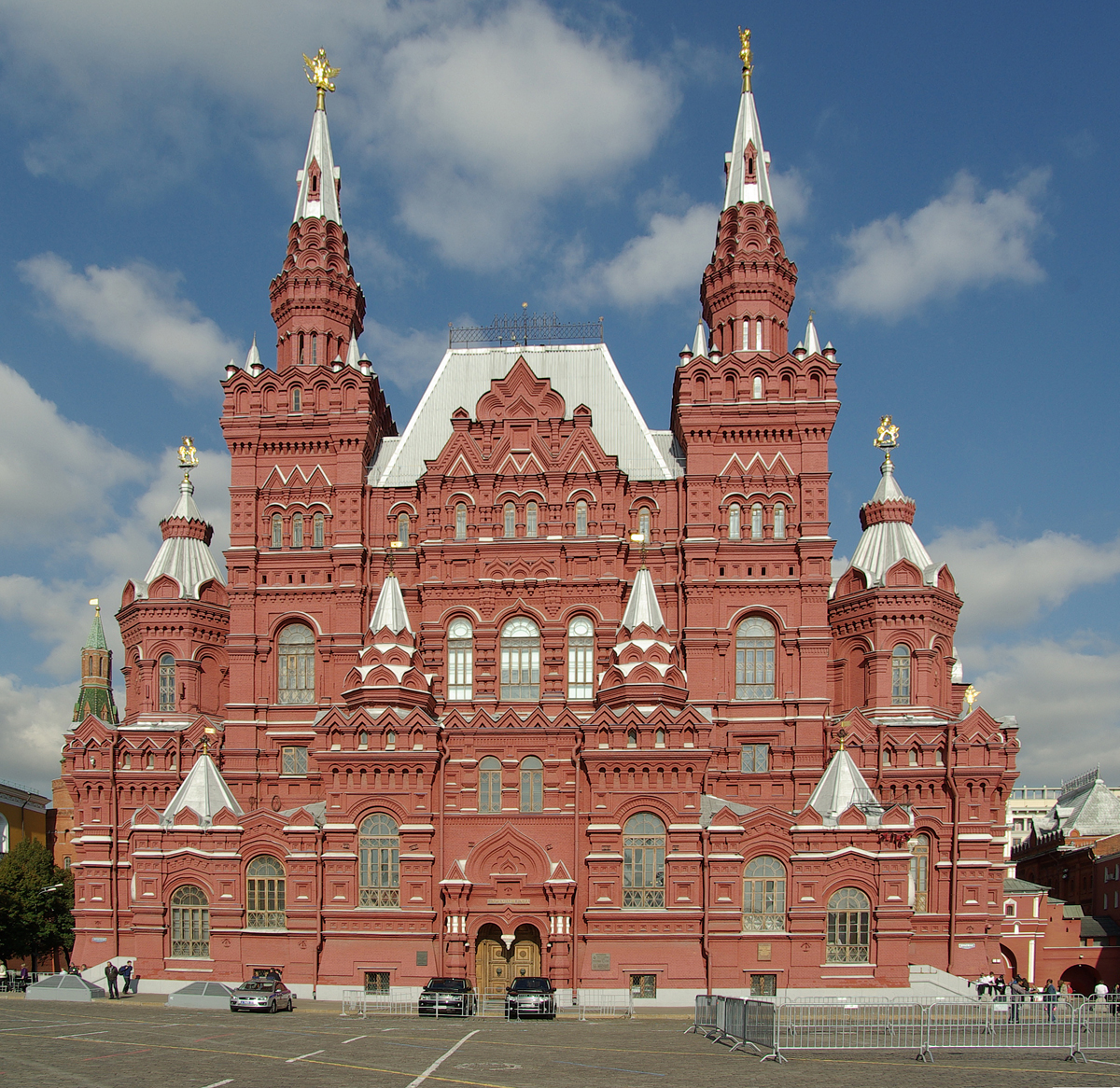 Кремлевская архитектура. Дворец на красной площади в Москве. Здания Московского Кремля. Московский Кремль красное здание. Здание Кремля в Москве.